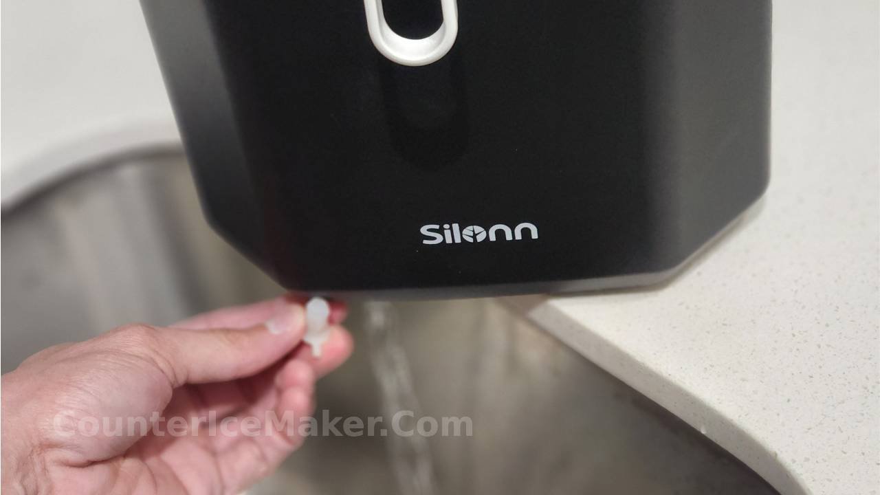 plug that covers the outlet port to drain the water in the silonn slim21